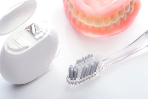 Brosse et fil dentaire